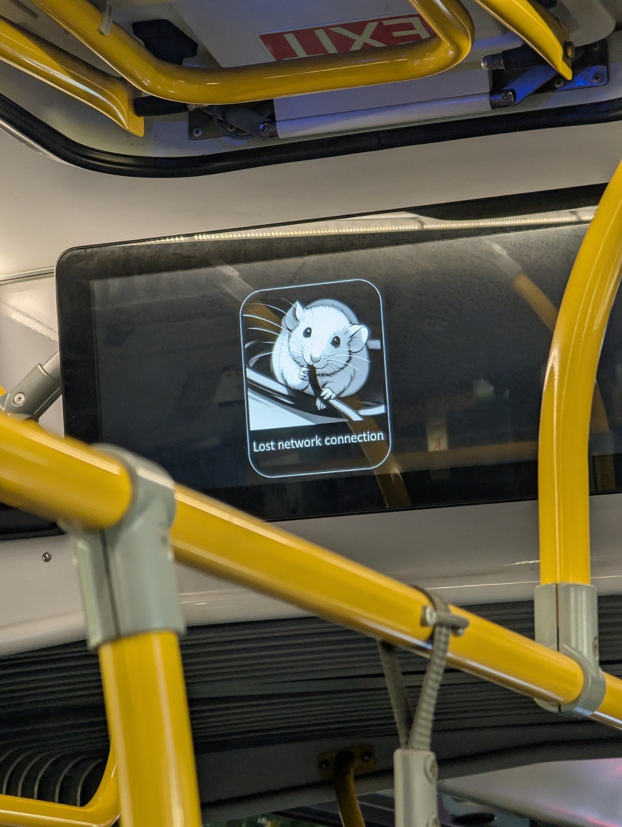 Interior information screen. "Lost network connection", it says. There's a cartoon of a smiling mouse chewing a cable.